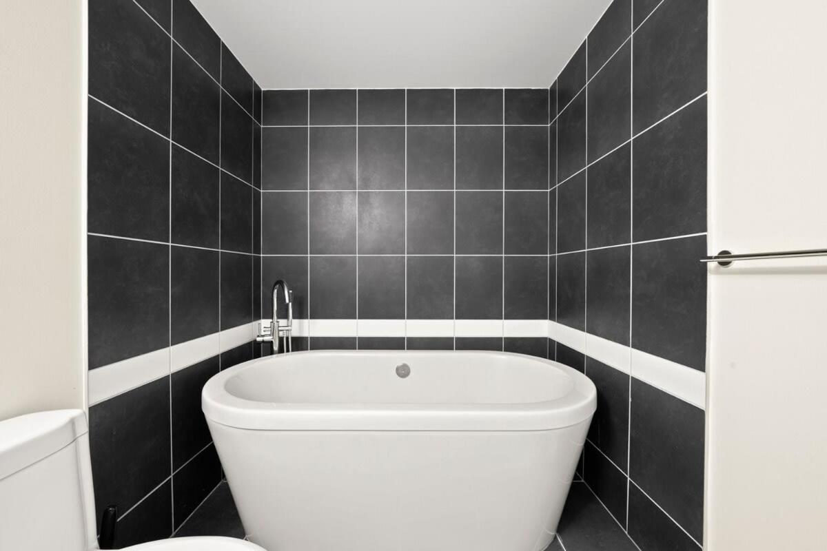 Dazzling Condo By Stadium Downtown With Free Parking Vancouver Eksteriør bilde